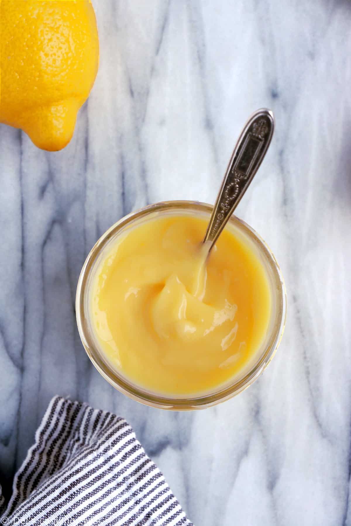 La crème au citron (lemon curd) maison est une recette toute simple à réaliser, avec seulement 4 ingrédients. Elle s'apprécie aussi bien en garniture de tartes et gâteaux, avec des crêpes et pancakes ou encore tout simplement avec des fruits rouges.