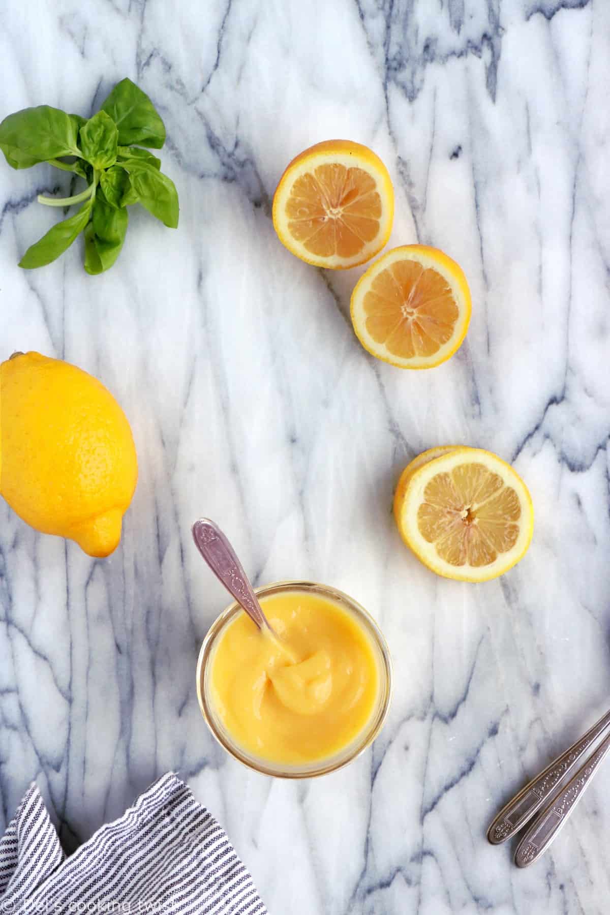 La crème au citron (lemon curd) maison est une recette toute simple à réaliser, avec seulement 4 ingrédients. Elle s'apprécie aussi bien en garniture de tartes et gâteaux, avec des crêpes et pancakes ou encore tout simplement avec des fruits rouges.