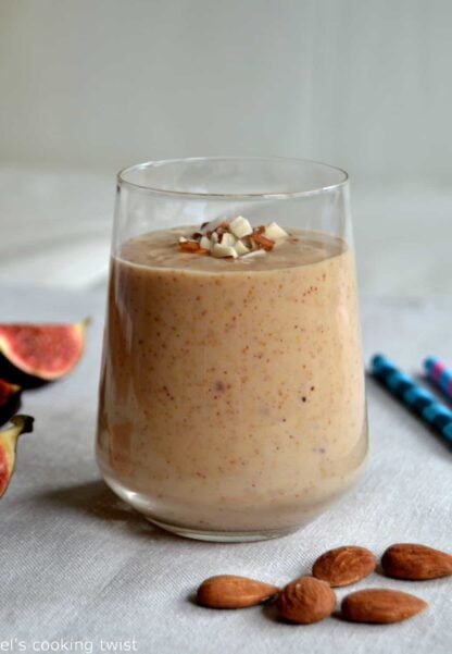 Le smoothie figue et amande est un smoothie énergétique réalisé avec des figues fraîches et de la purée d'amande. Une boisson idéale au petit déjeuner ou après une session sportive.