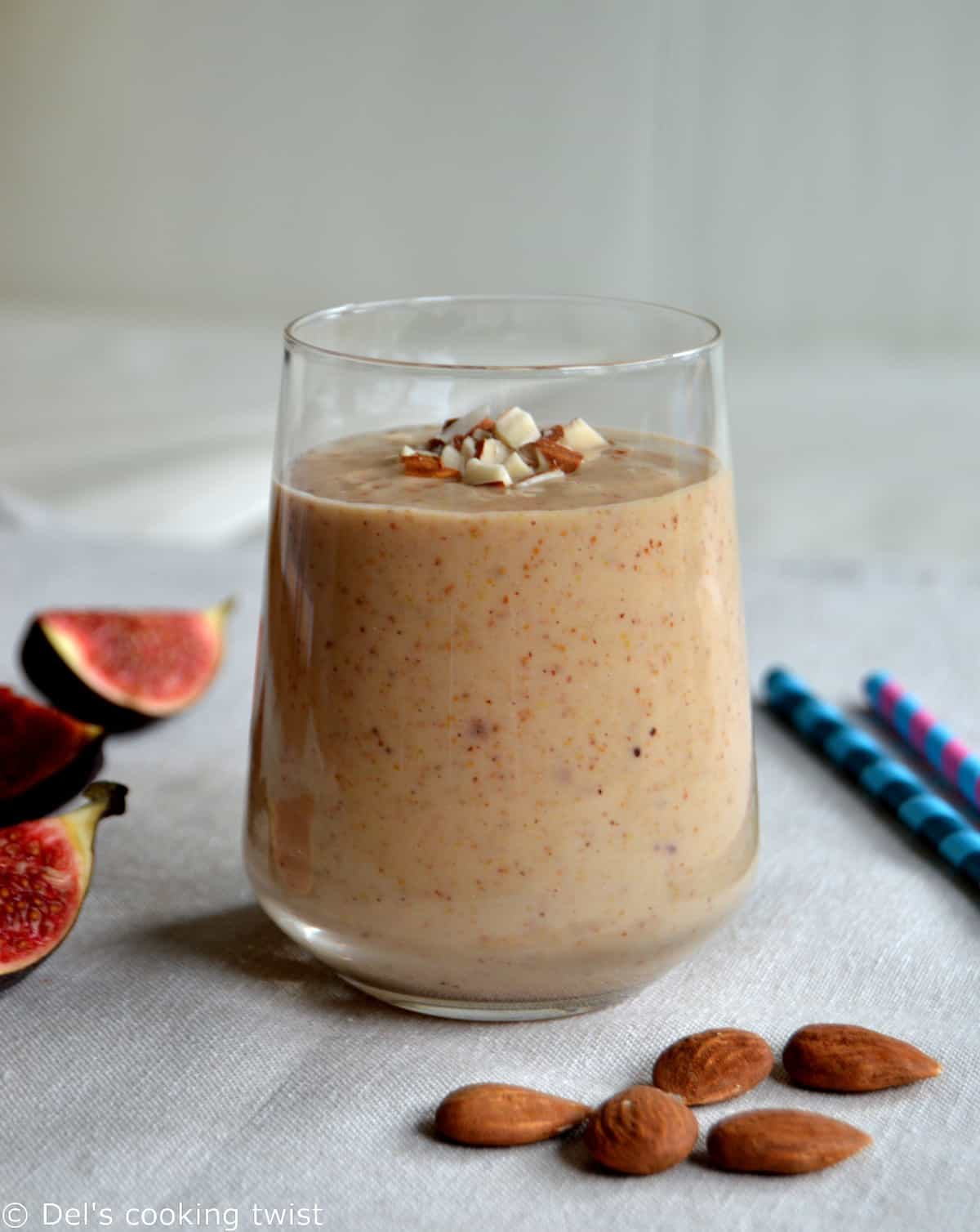 Le smoothie figue et amande est un smoothie énergétique réalisé avec des figues fraîches et de la purée d'amande. Une boisson idéale au petit déjeuner ou après une session sportive.