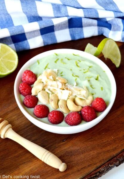 Green avocado smoothie bowl