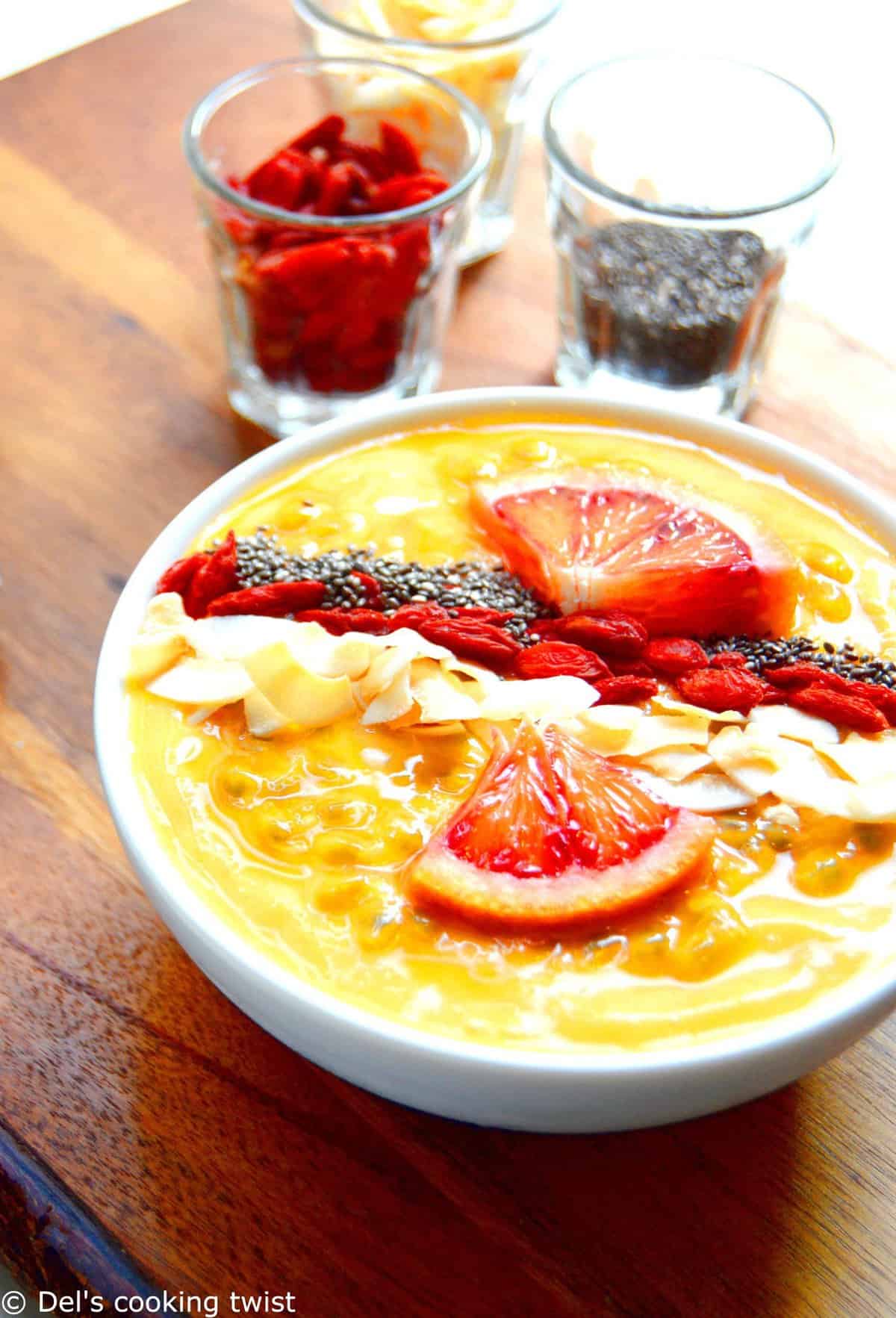 Faites le plein de saveurs tropicales avec ce smoothie bowl à la mangue haut en couleurs et très vitaminé.