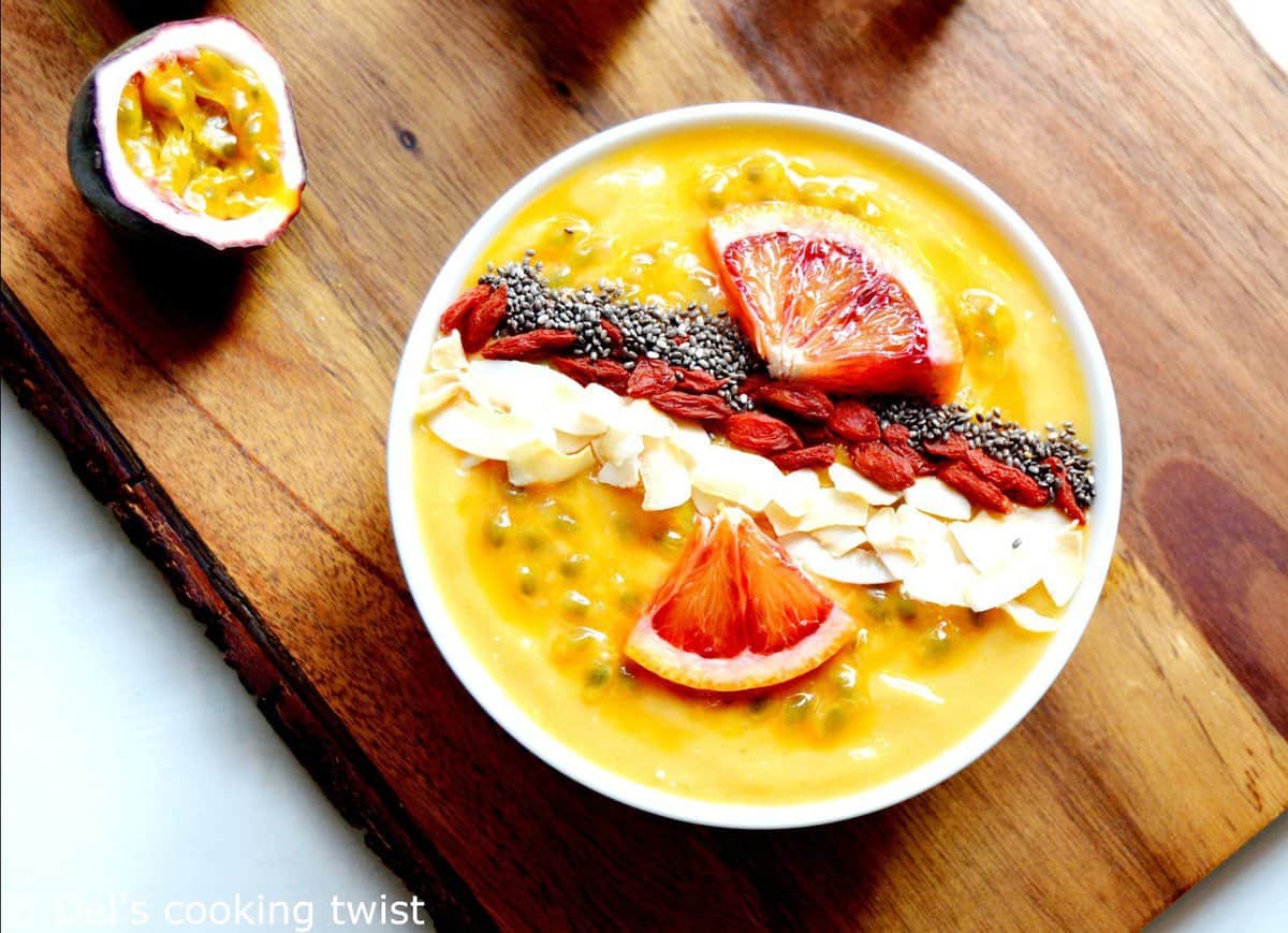 Faites le plein de saveurs tropicales avec ce smoothie bowl à la mangue haut en couleurs et très vitaminé.