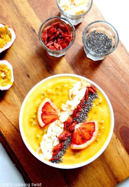 This mango smoothie bowl is colorful, packed with vitamins, and has an irresistible tropical touch. Vegan and healthy, it is garnished with superfood ingredients that will lift up your mood and keep you energized for the day!