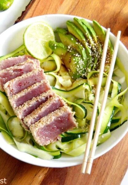 Thon Ahi au sésame grillé et tagliatelles de courgettes