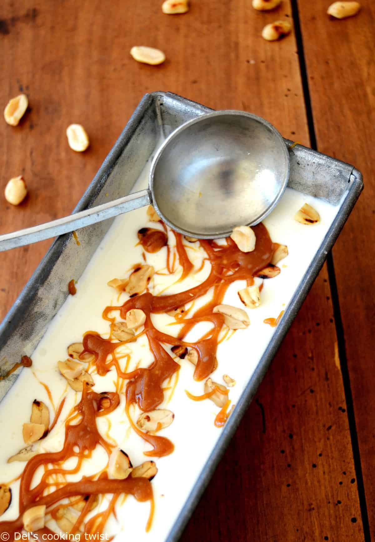 Glace maison facile au caramel au beurre salé et cacahuètes grillées