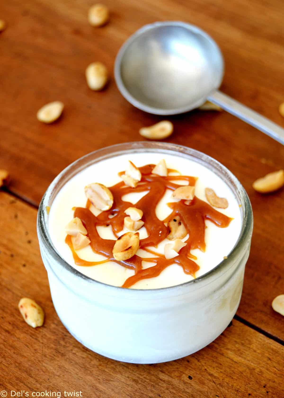 Glace maison facile au caramel au beurre salé et cacahuètes grillées