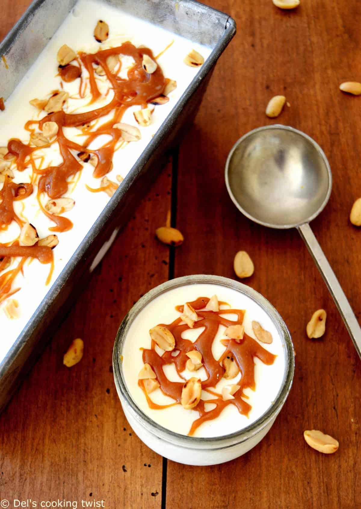 Glace maison facile au caramel au beurre salé et cacahuètes grillées