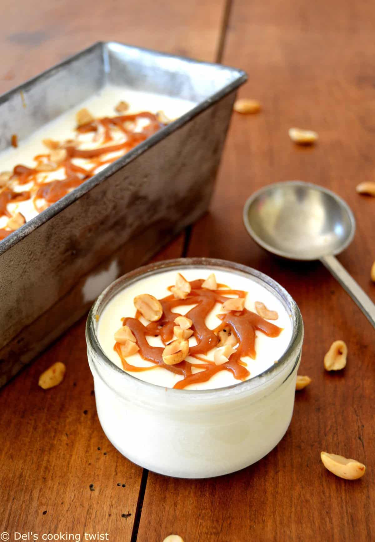 Glace maison facile au caramel au beurre salé et cacahuètes grillées