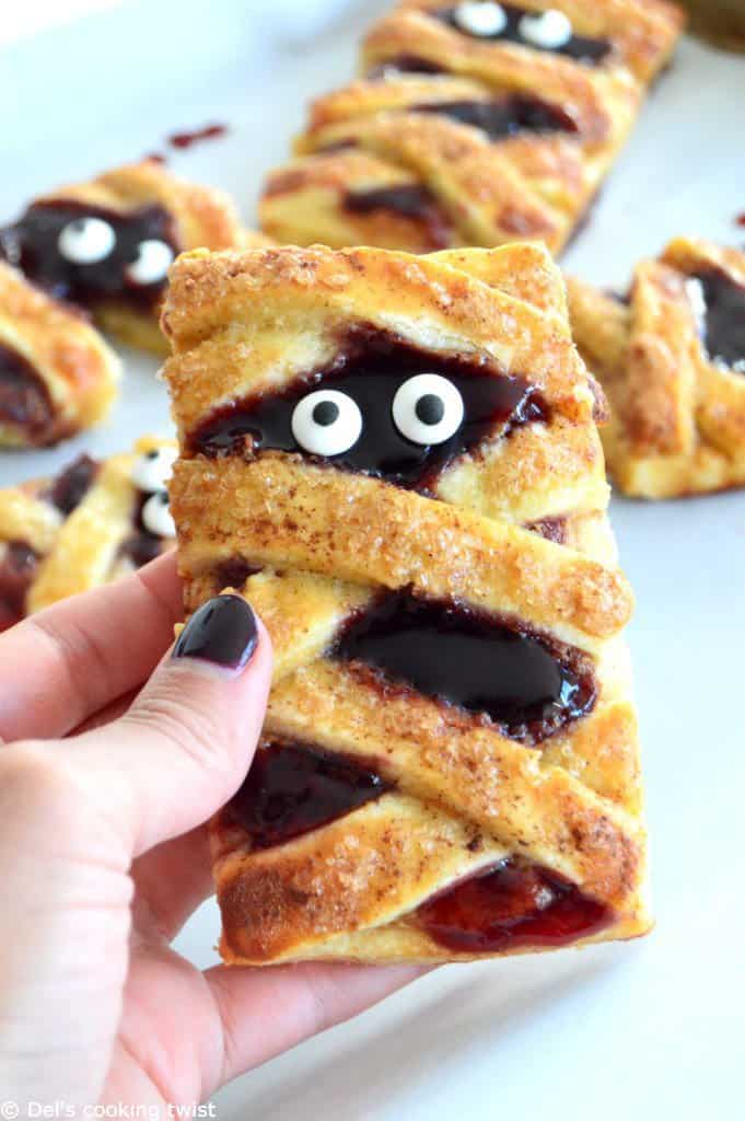 Momies "Hand Pies" au beurre de cacahuète et à la confiture de fruits rouges