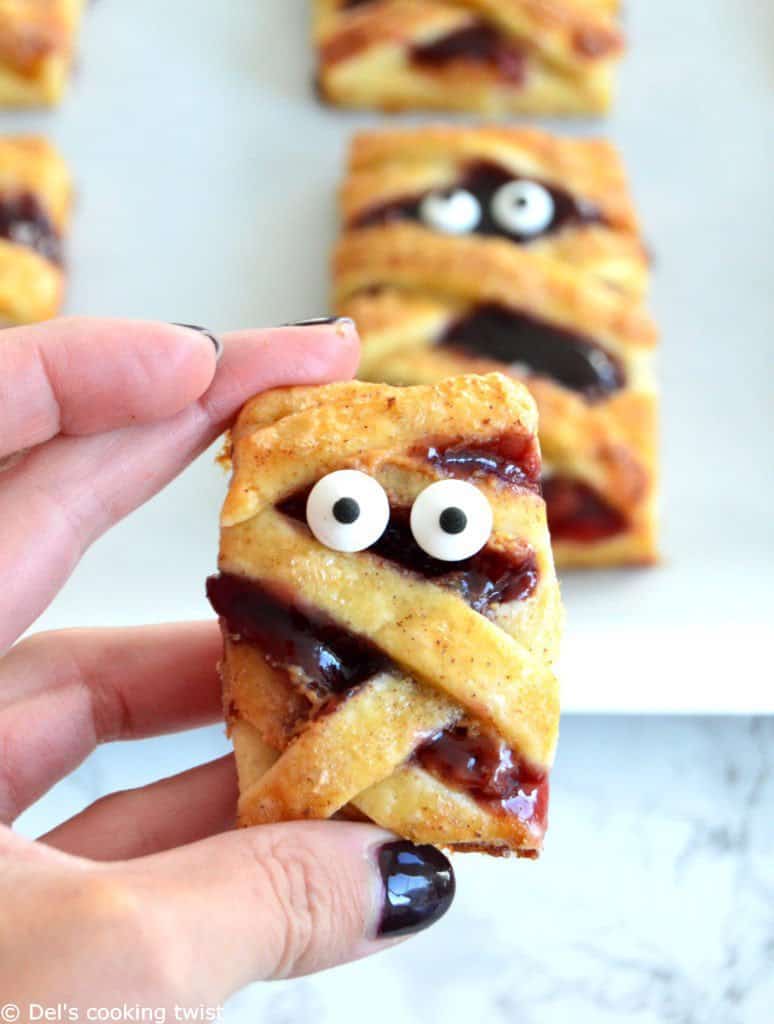 Momies "Hand Pies" au beurre de cacahuète et à la confiture de fruits rouges