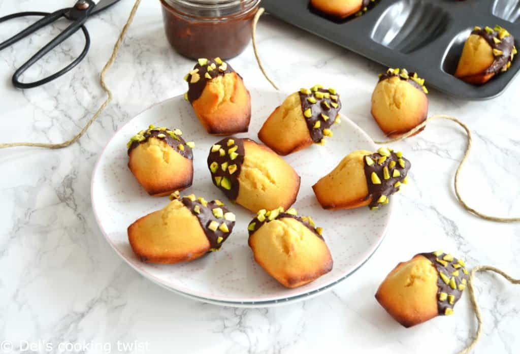 Madeleines enrobées de chocolat et éclats de pistaches