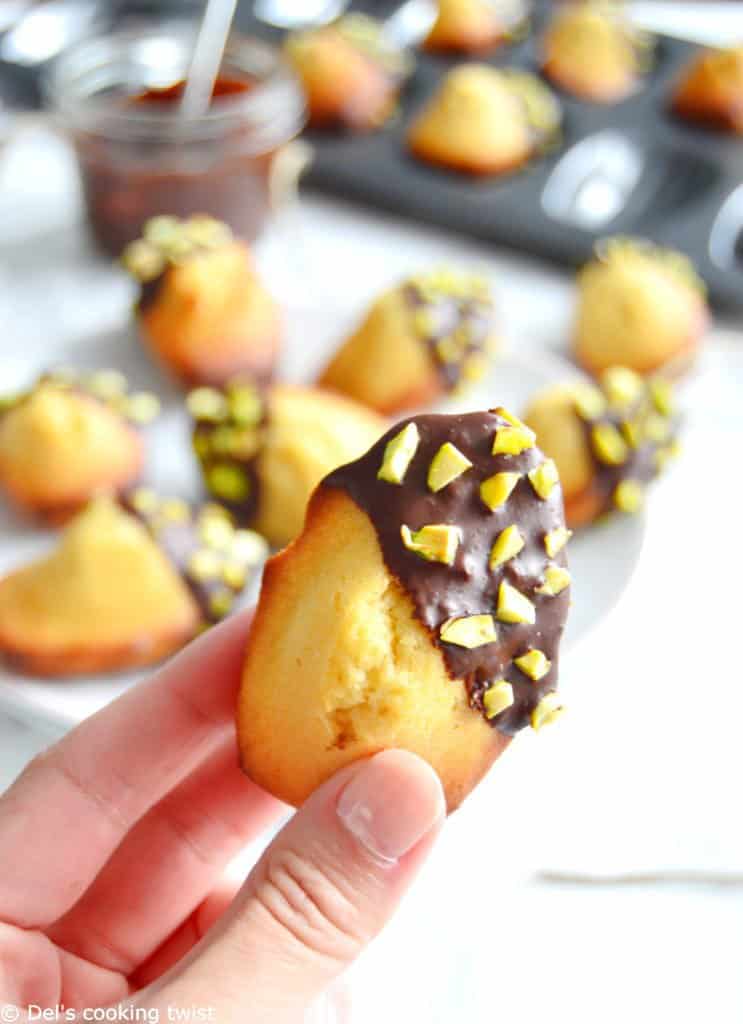 Madeleines enrobées de chocolat et éclats de pistaches