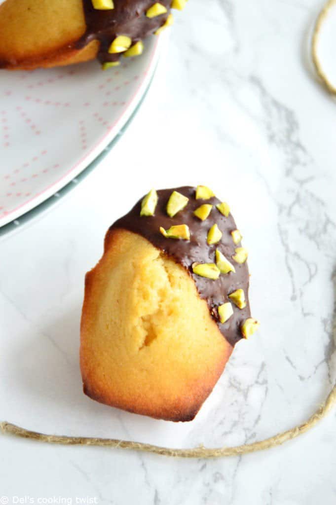 Madeleines enrobées de chocolat et éclats de pistaches