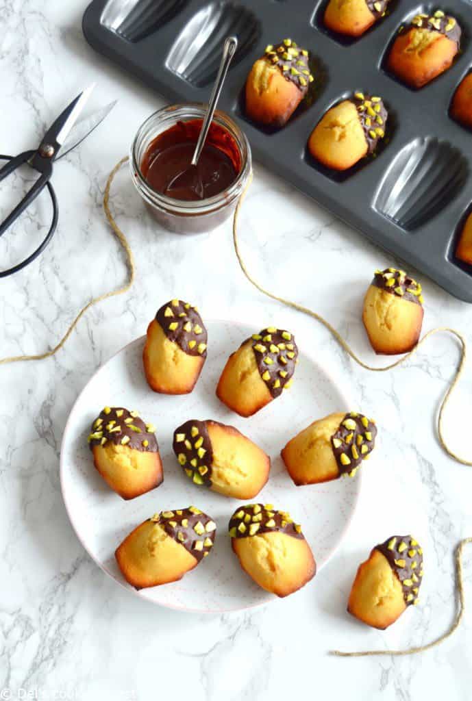 Madeleines enrobées de chocolat et éclats de pistaches