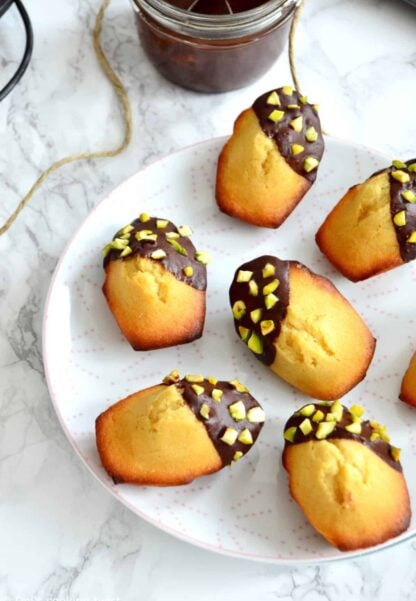 Madeleines enrobées de chocolat et éclats de pistaches