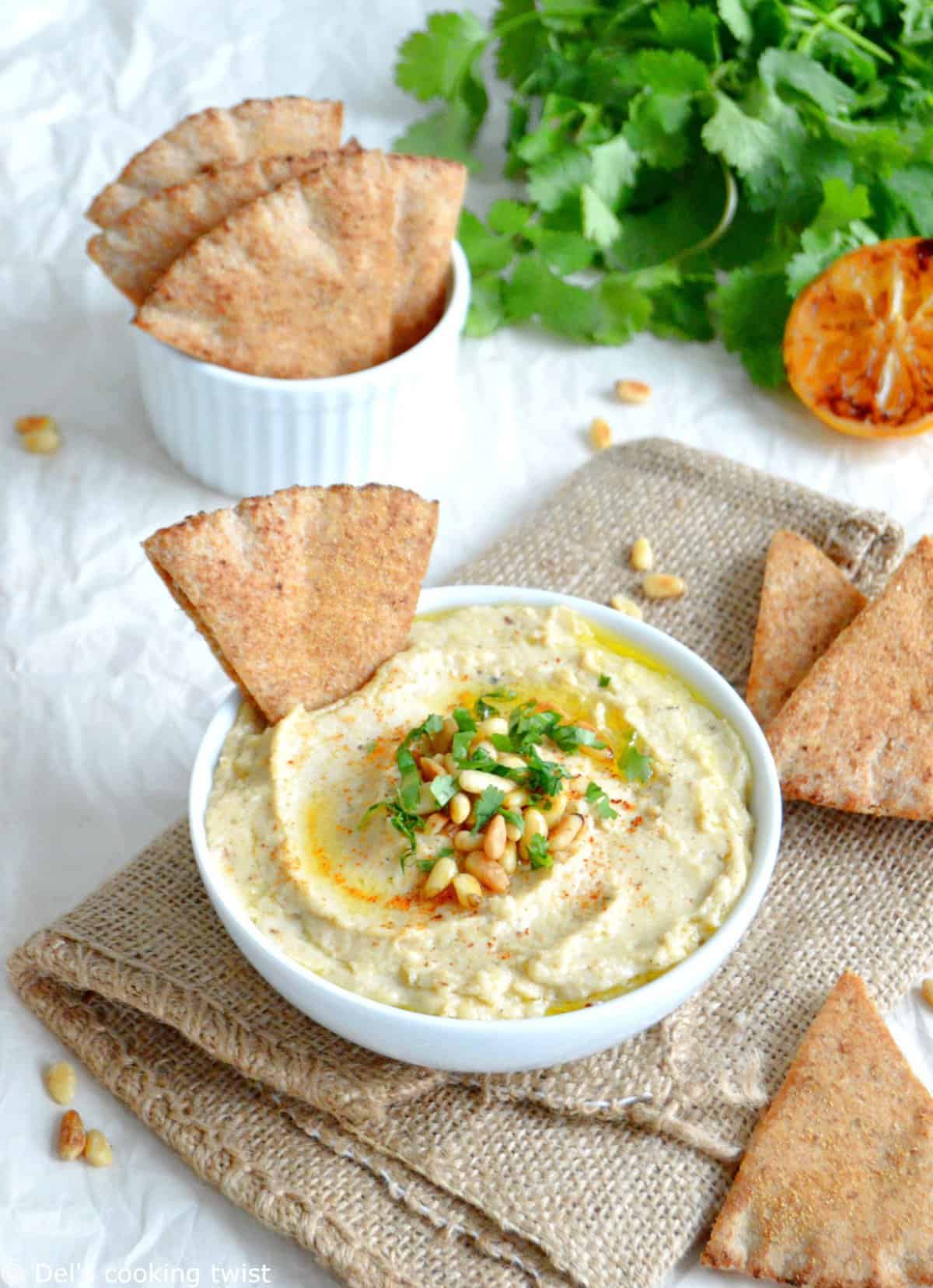 Houmous de chou-fleur et chips de pita