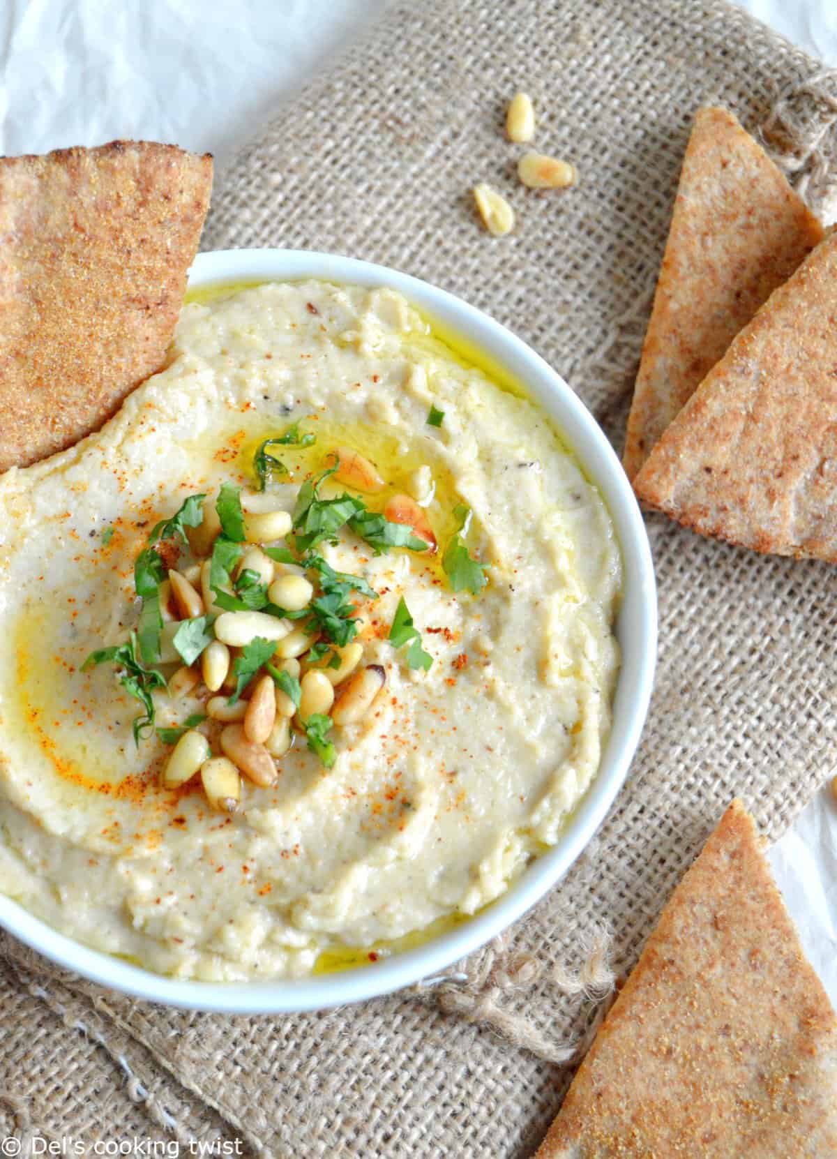 Houmous de chou-fleur et chips de pita