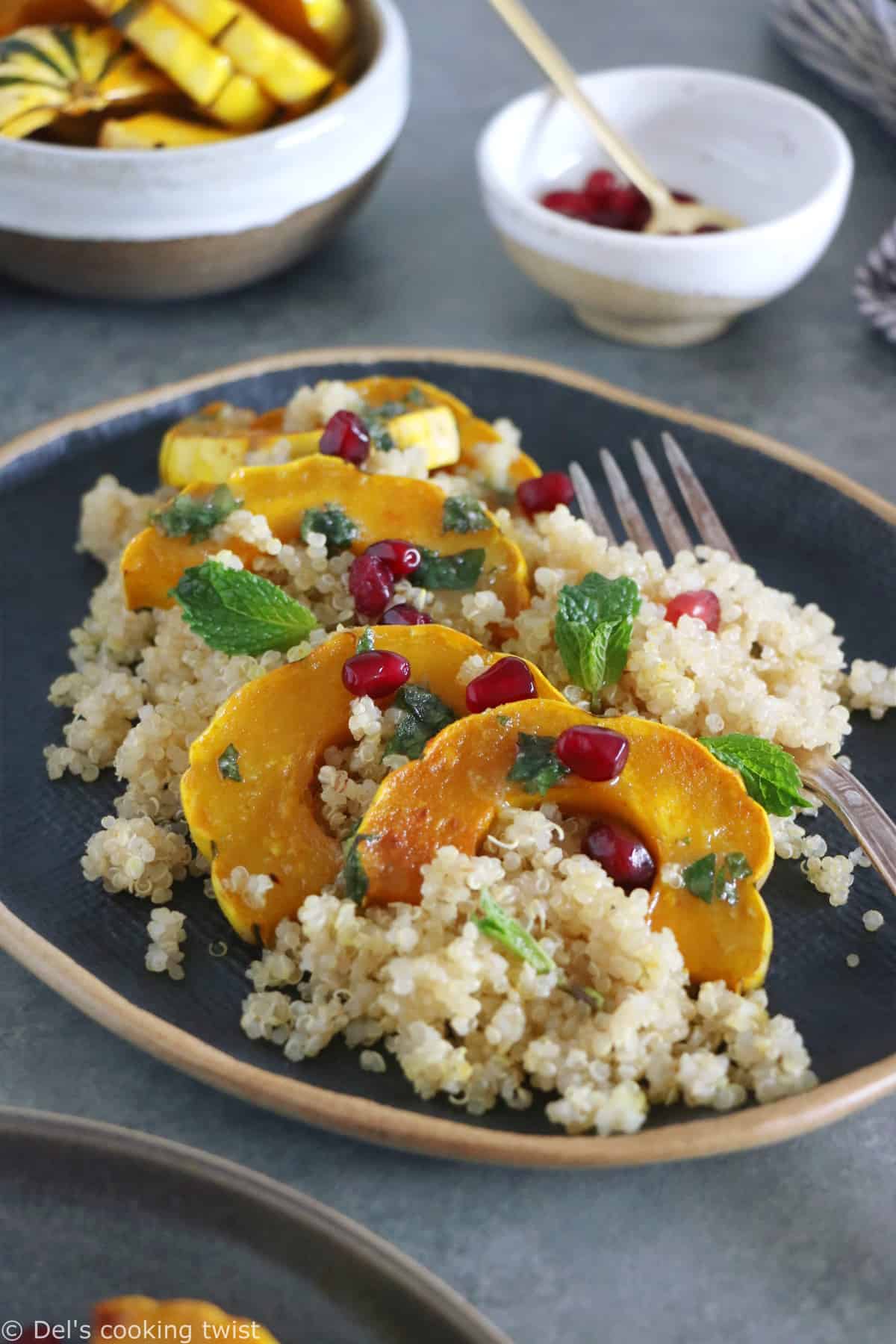 Pour une idée qui sort de l'ordinaire, découvrez ce plat de courges délicata rôties au four, servies avec du quinoa et un pesto de menthe aux saveurs subtiles et rafraîchissantes.