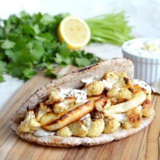 Roasted Lemon Cauliflower Roasted Lemon Cauliflower Halloumi Pita Pockets - Pains pita garnis de chou fleur au citron.