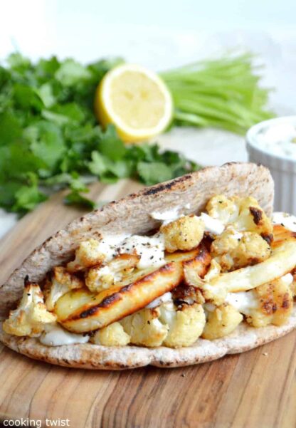 Roasted Lemon Cauliflower Roasted Lemon Cauliflower Halloumi Pita Pockets - Pains pita garnis de chou fleur au citron.