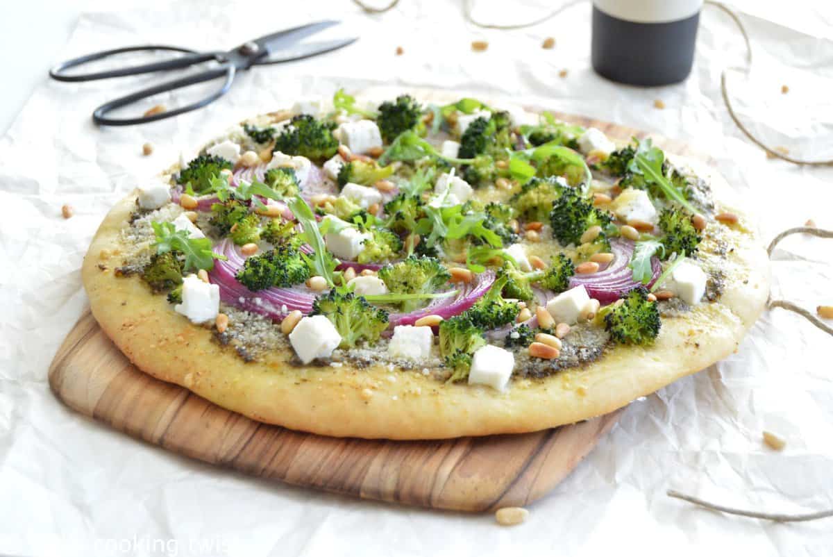 Pizza aux brocolis, feta et oignons rouges