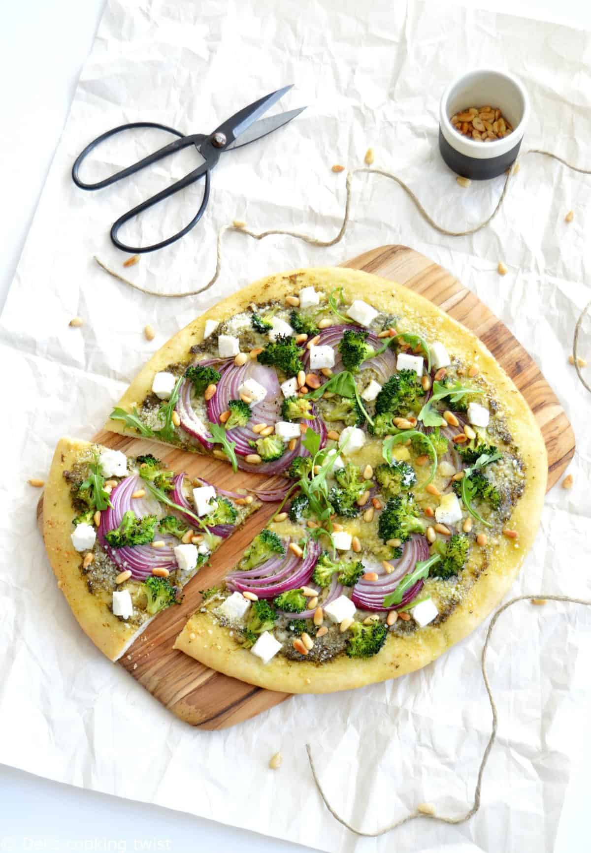 Pizza aux brocolis, feta et oignons rouges