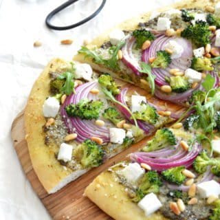 Pizza aux brocolis, feta et oignons rouges