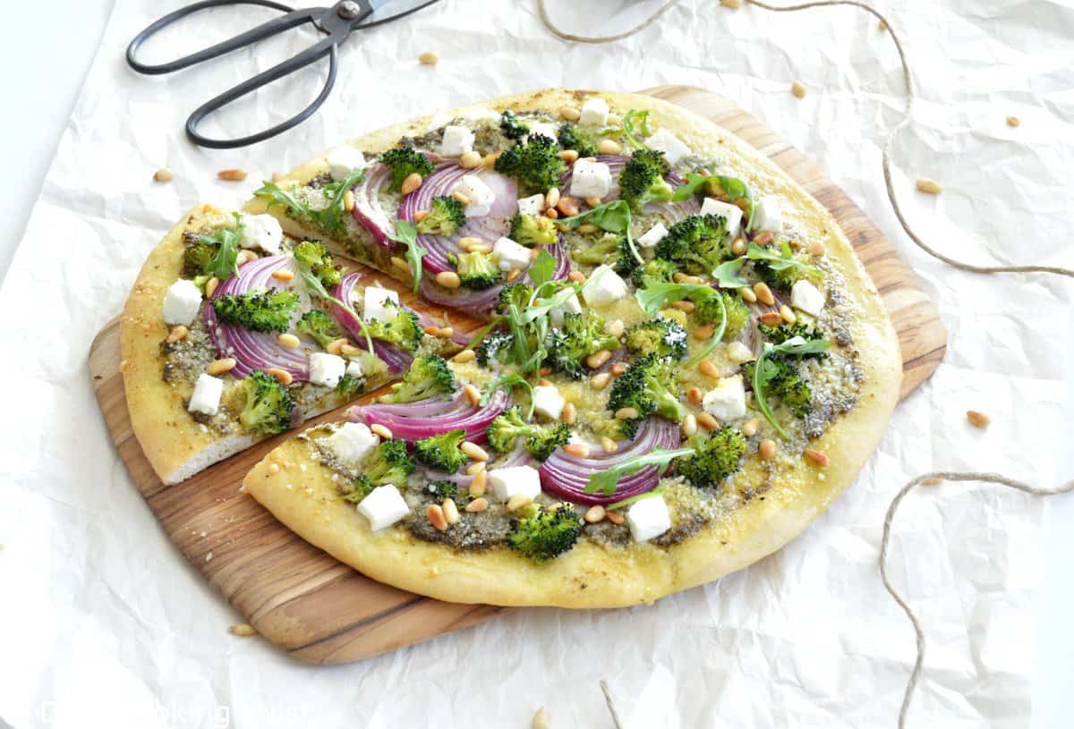 Pizza aux brocolis, feta et oignons rouges