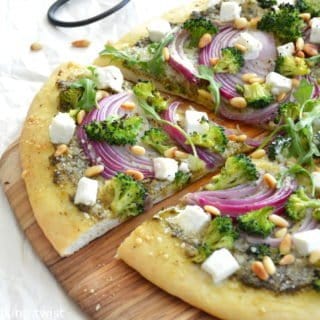 Pizza aux brocolis, feta et oignons rouges