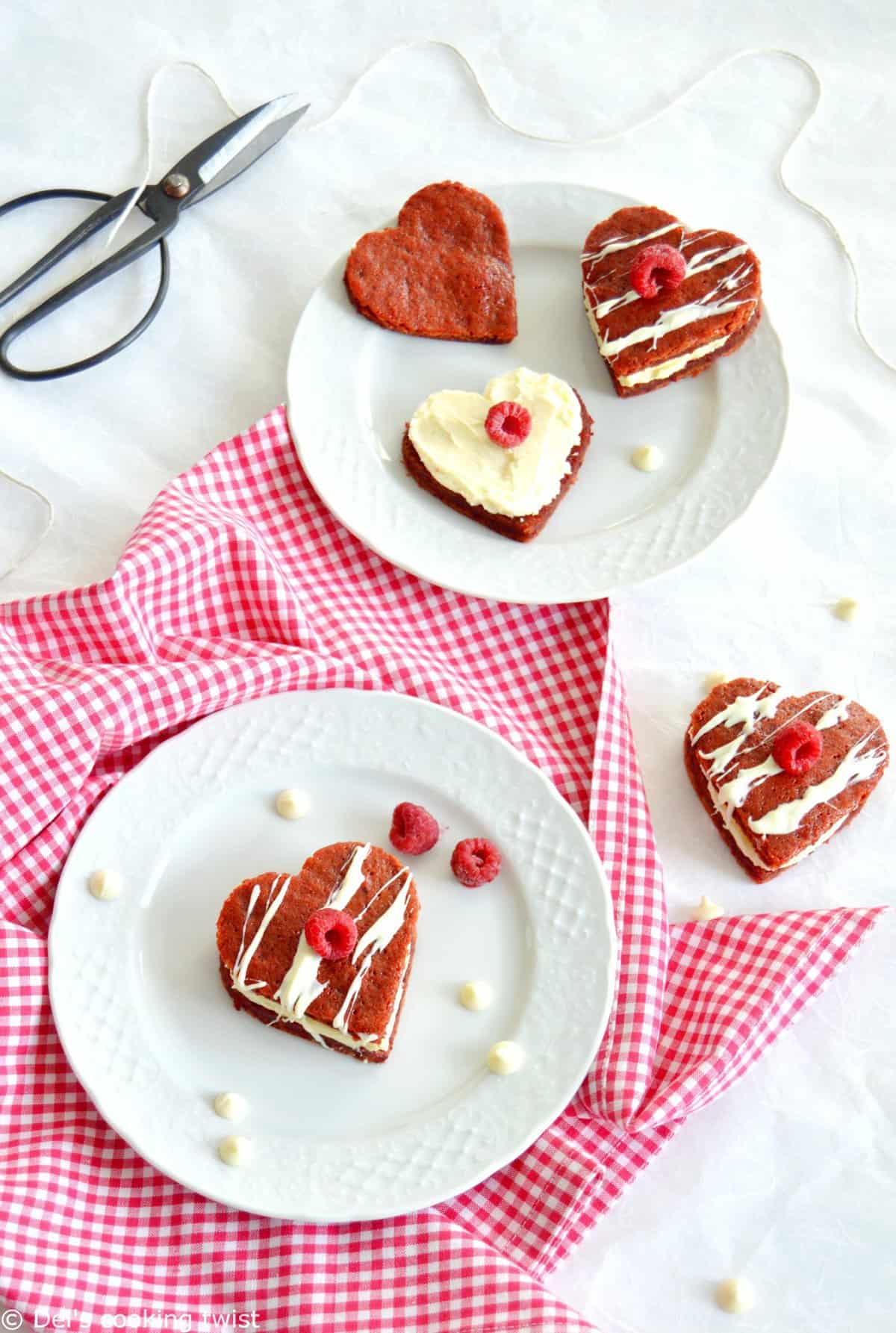 Petits coeurs moelleux de la Saint Valentin garnis de chocolat blanc