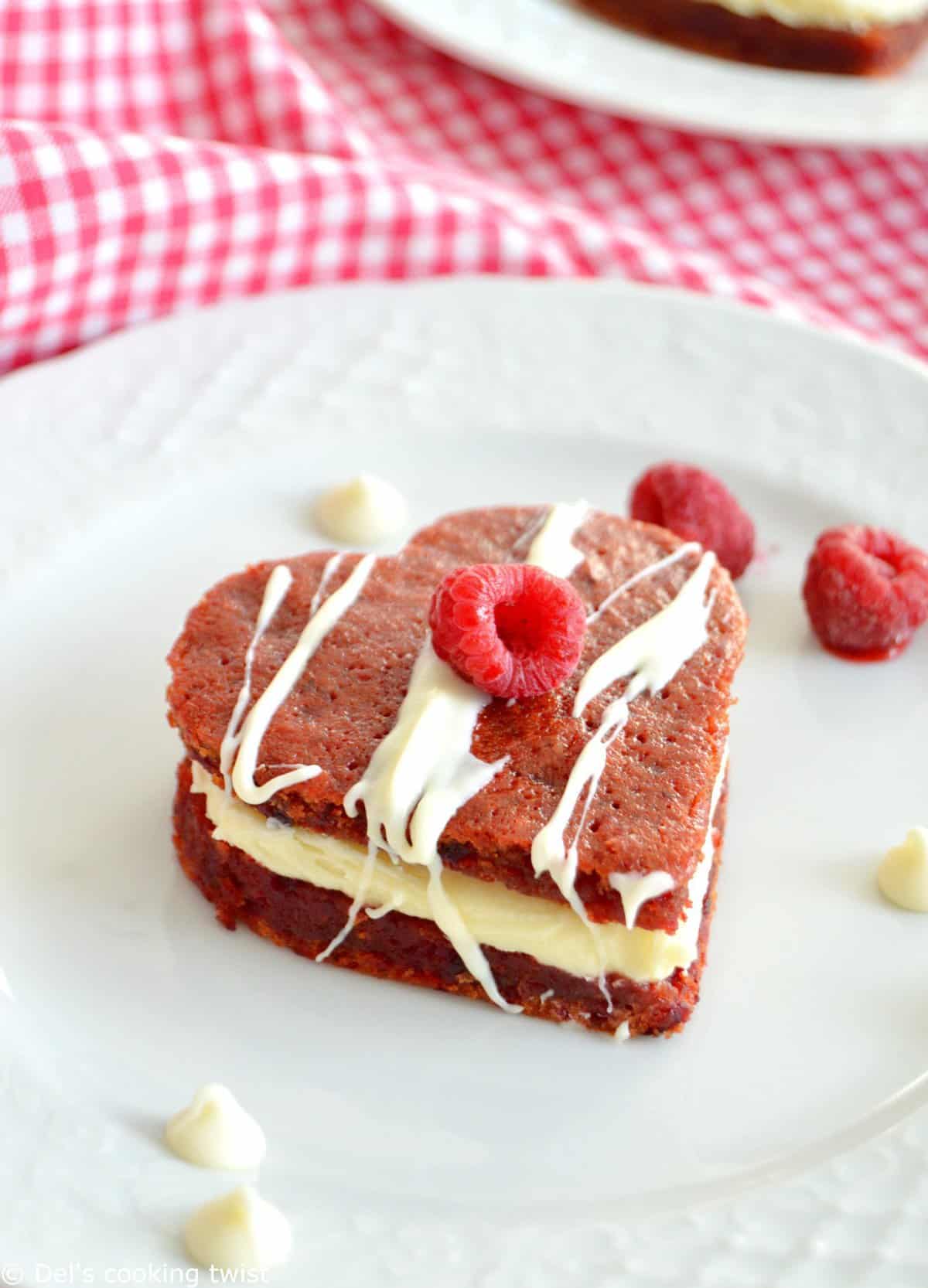 Petits coeurs moelleux de la Saint Valentin garnis de chocolat blanc