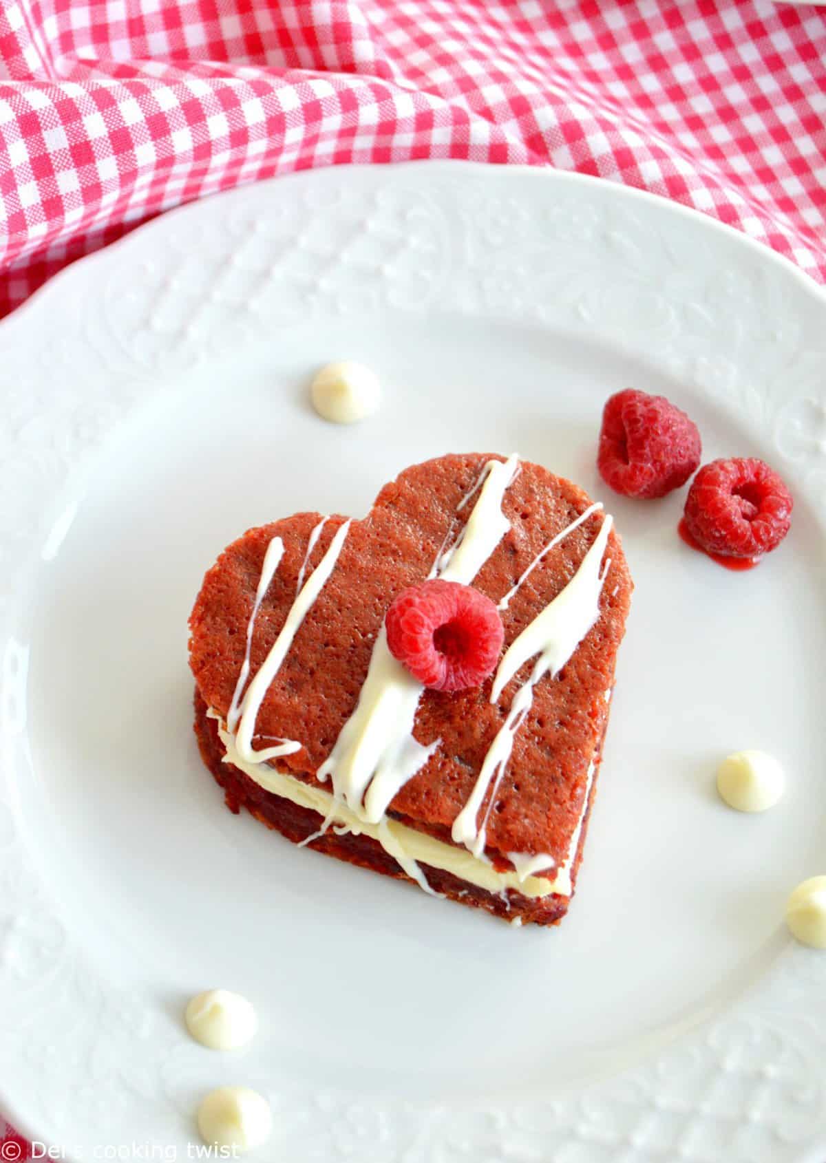 Petits coeurs moelleux de la Saint Valentin garnis de chocolat blanc