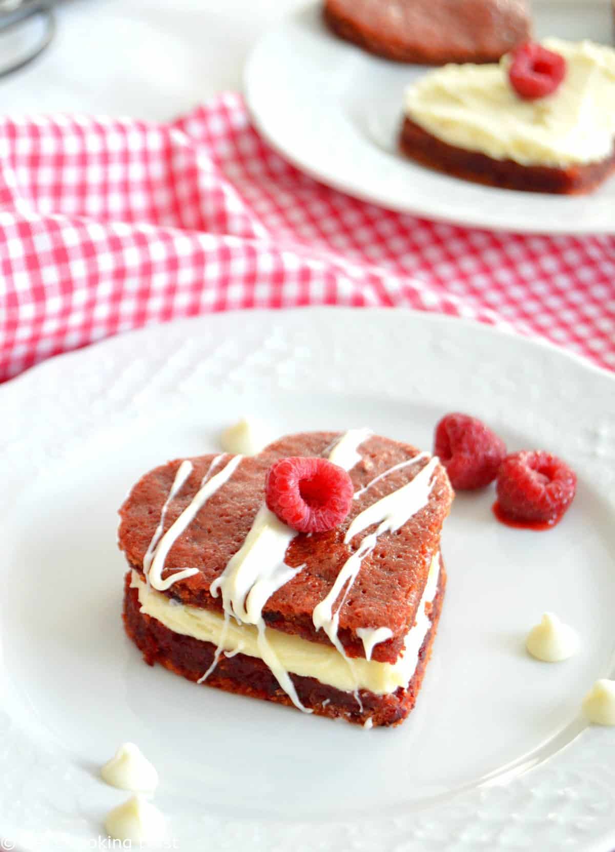 Petits coeurs moelleux de la Saint Valentin garnis de chocolat blanc