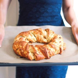 Couronne suédoise à la cardamome et au chocolat blanc