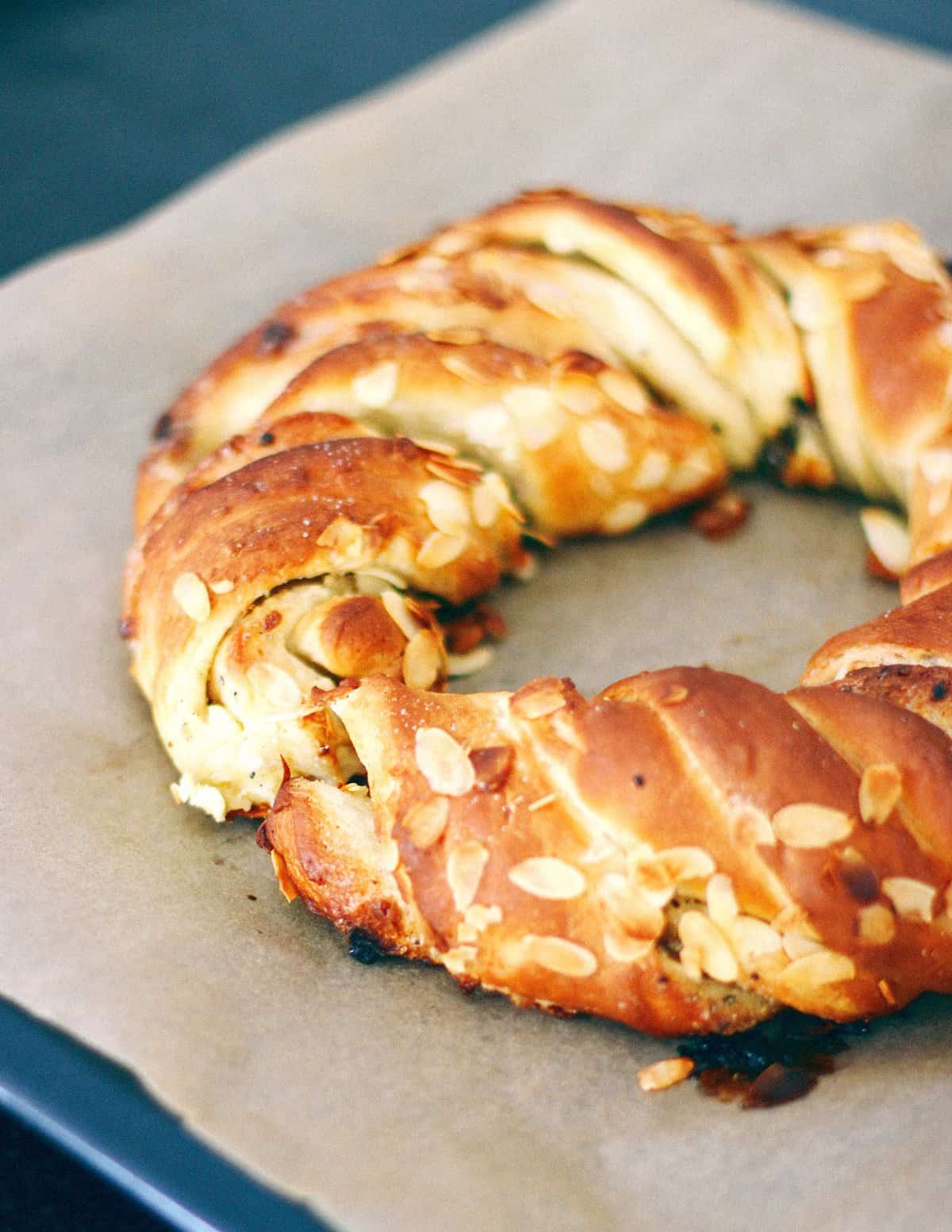 Couronne suédoise à la cardamome et au chocolat blanc