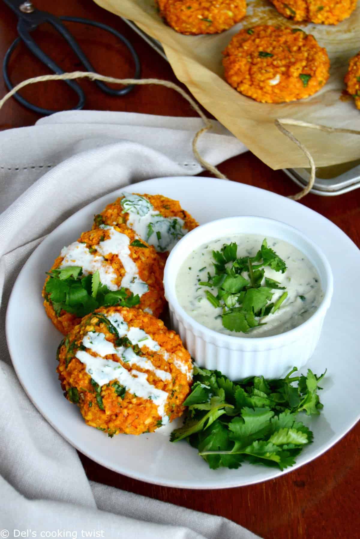 Galettes de lentilles corail et sauce tahini aux herbes