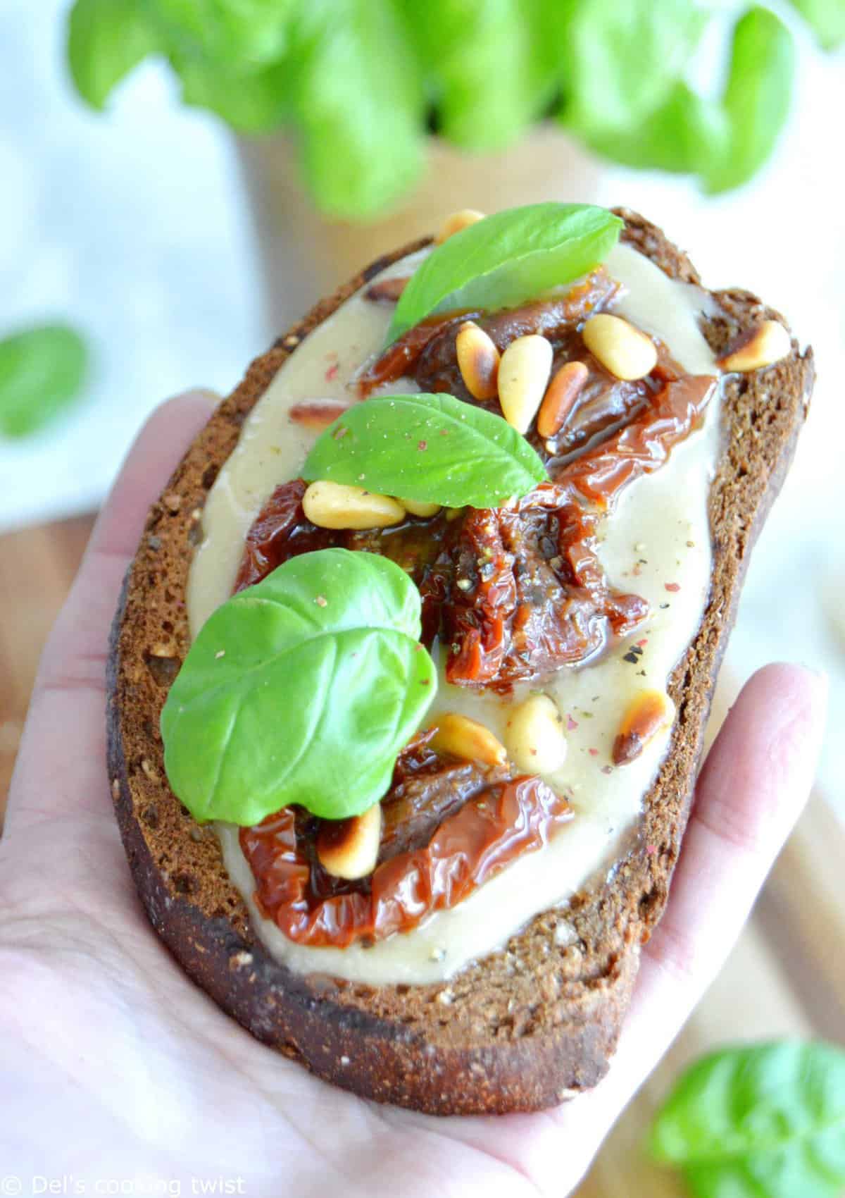 Tartine de tomates séchées et tahini