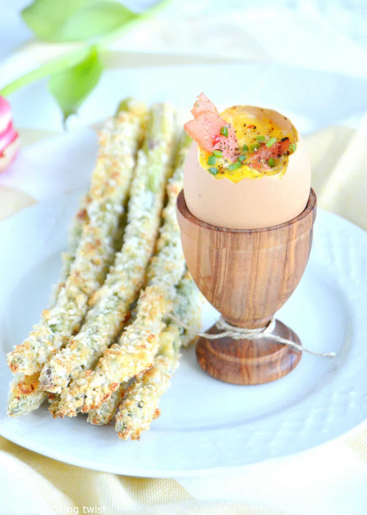 Oeufs brouillés au saumon et asperges grillées au parmesan