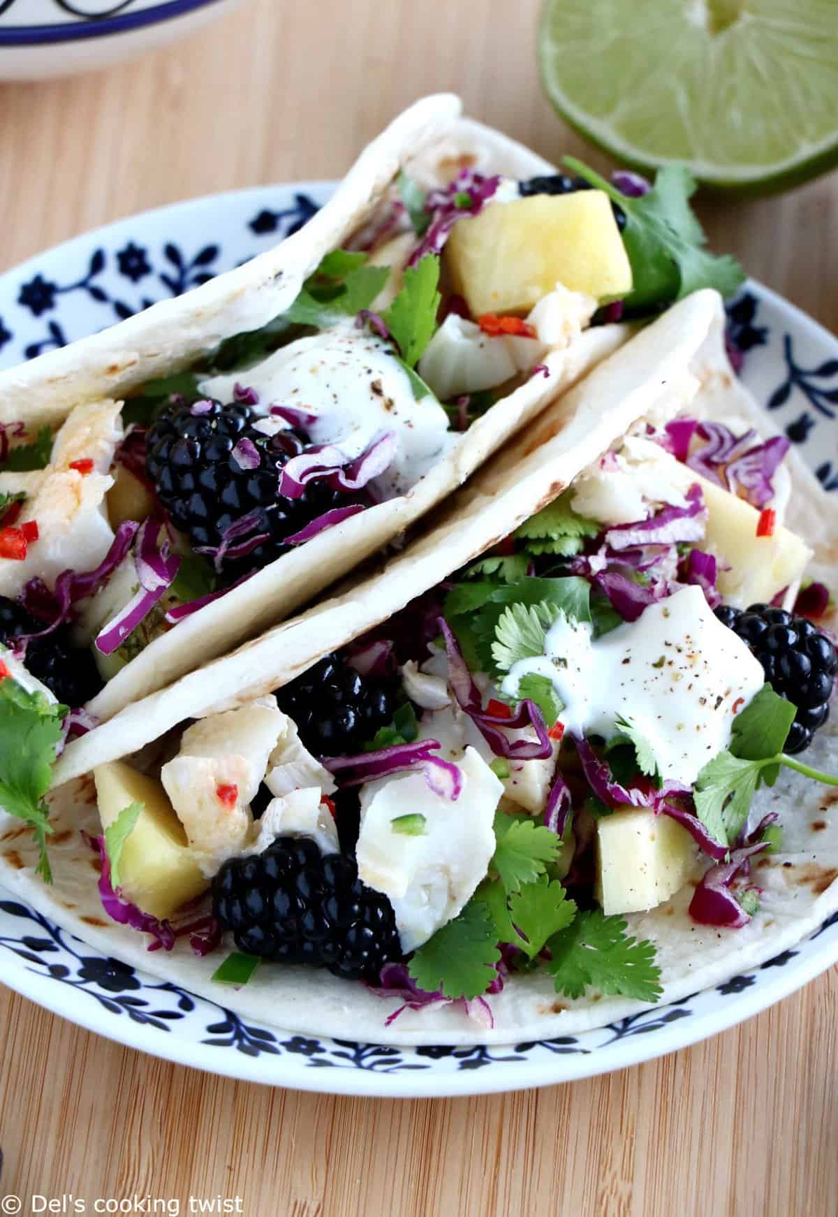 Tacos de poisson et salsa exotique au citron vert