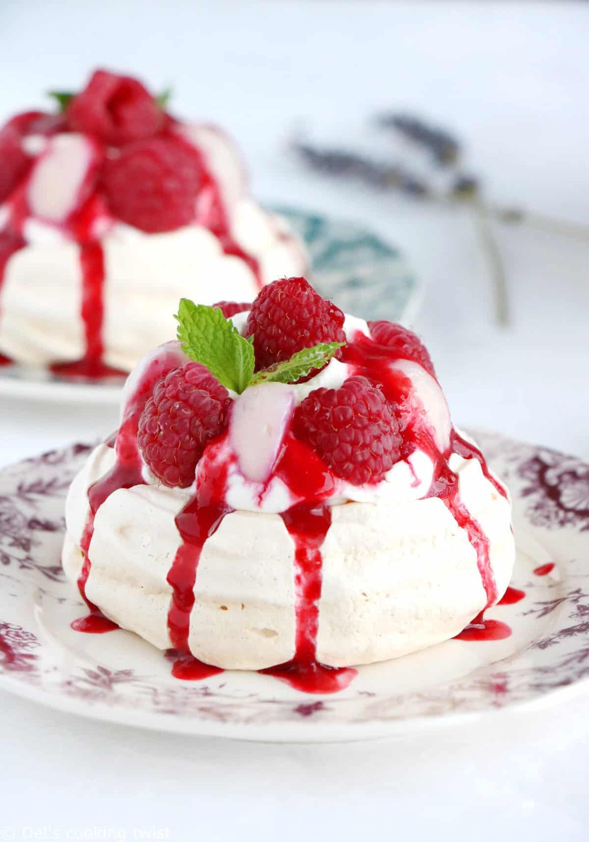 Pavlovas aux framboises, litchis et rose, façon Ispahan