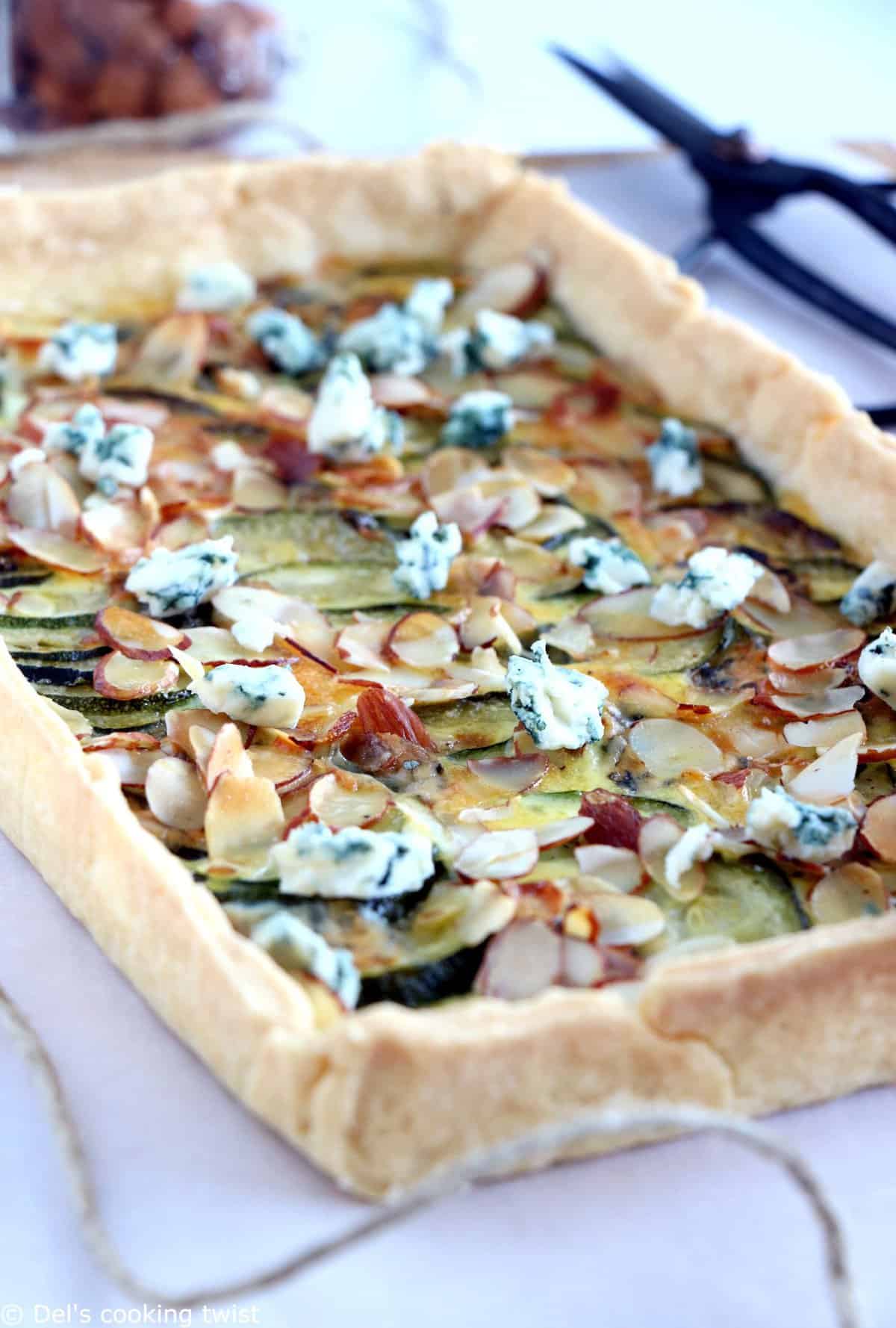 Tarte fine aux courgettes, bleu et amandes effilées