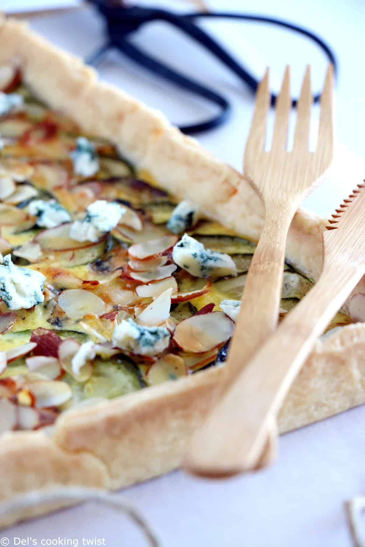 Tarte fine aux courgettes, bleu et amandes effilées