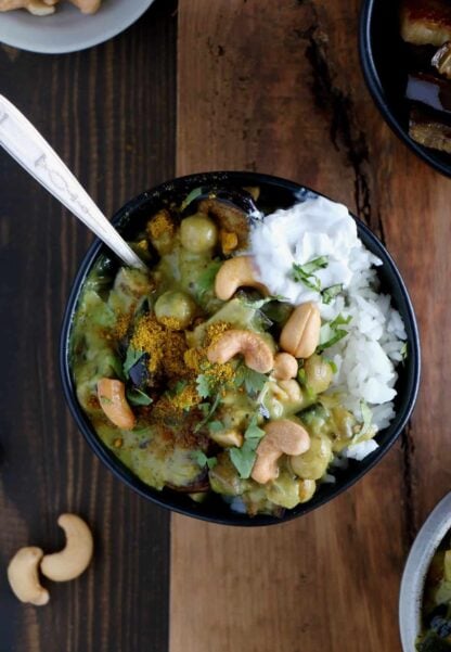 Ce curry d'aubergine et pois chiches vegan et sans gluten constitue un plat rapide, crémeux et riche en protéines végétales.