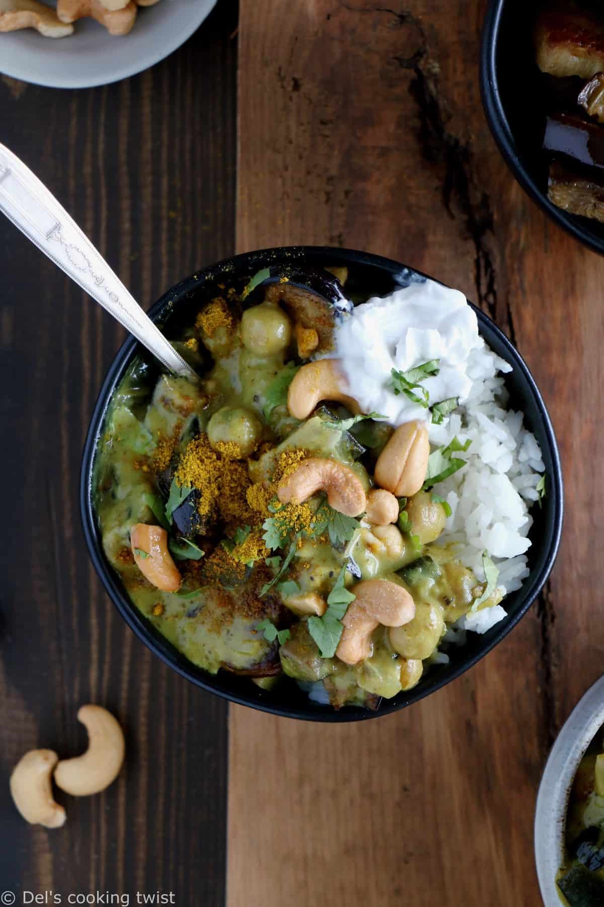 Ce curry d'aubergine et pois chiches vegan et sans gluten constitue un plat rapide, crémeux et riche en protéines végétales.