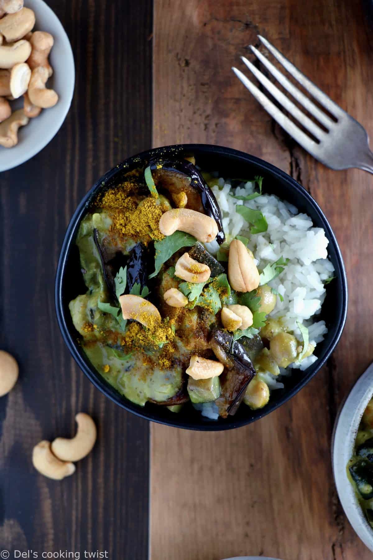 Ce curry d'aubergine et pois chiches vegan et sans gluten constitue un plat rapide, crémeux et riche en protéines végétales.