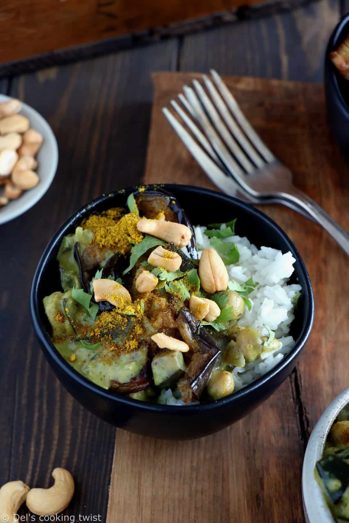 Ce curry d'aubergine et pois chiches vegan et sans gluten constitue un plat rapide, crémeux et riche en protéines végétales.