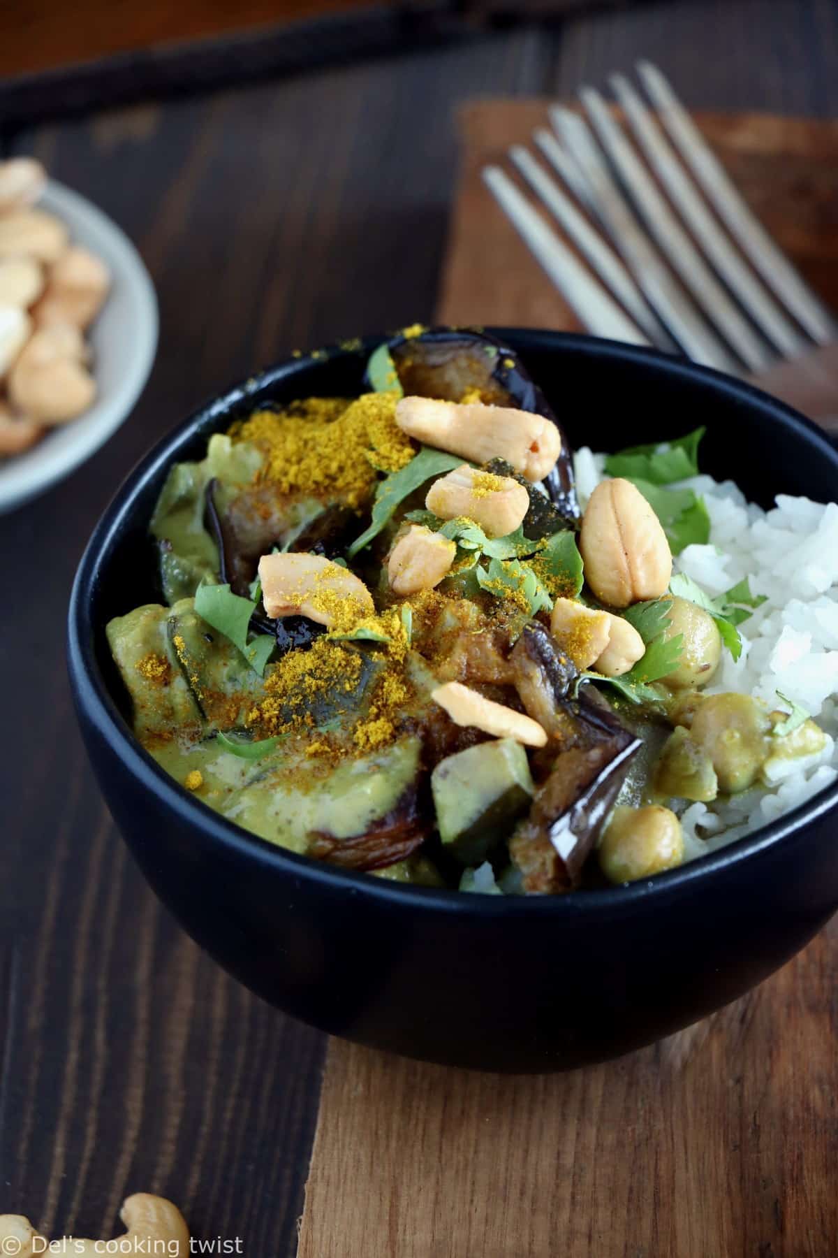 Ce curry d'aubergine et pois chiches vegan et sans gluten constitue un plat rapide, crémeux et riche en protéines végétales.