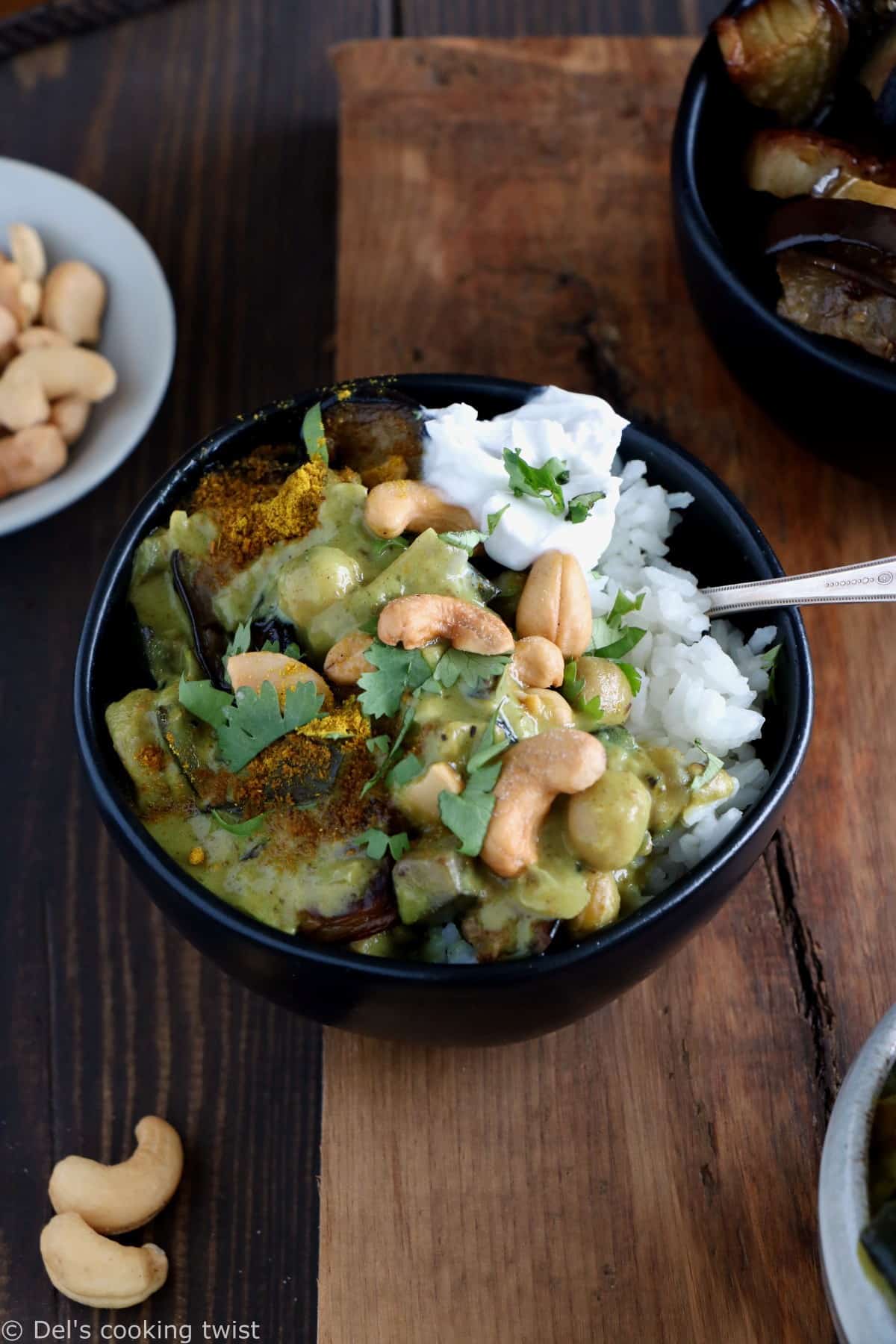 Ce curry d'aubergine et pois chiches vegan et sans gluten constitue un plat rapide, crémeux et riche en protéines végétales.