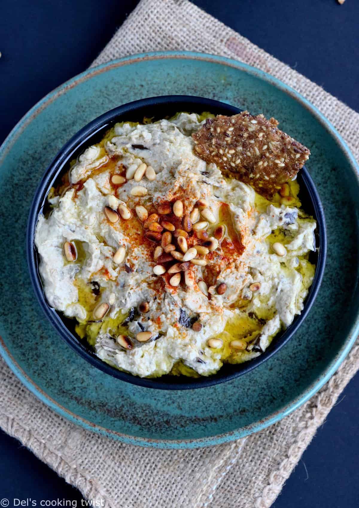 Naturellement vegan et sans gluten, le baba ganoush est la parfaite tartinade maison à servir à l’apéro avec du pain pita et des crudités.